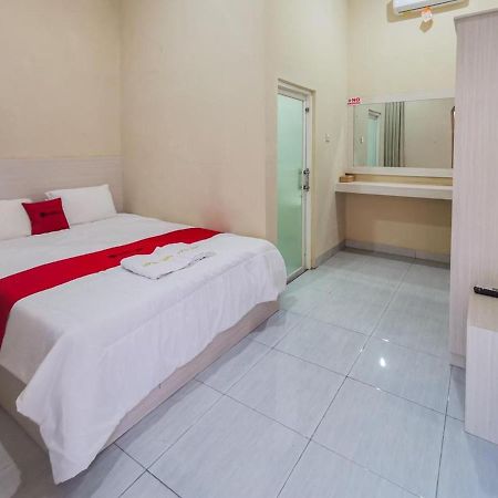 Hotel Reddoorz Near Pantai Pancer Door Pacitan Exterior foto