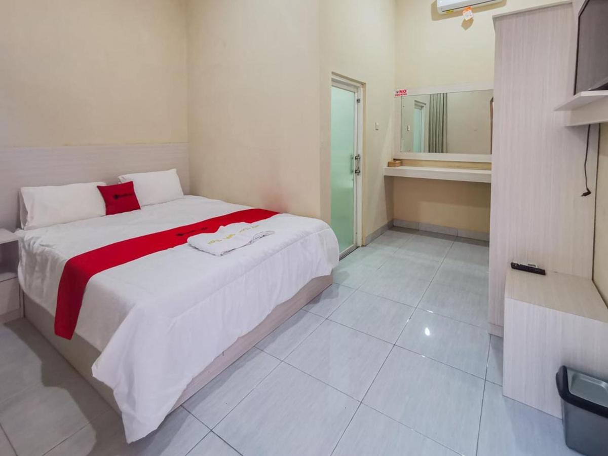 Hotel Reddoorz Near Pantai Pancer Door Pacitan Exterior foto