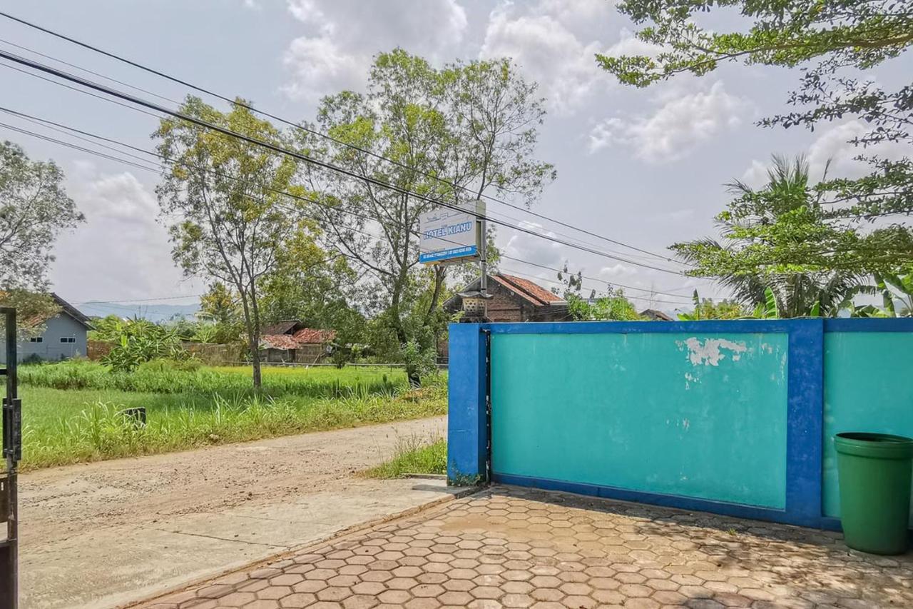 Hotel Reddoorz Near Pantai Pancer Door Pacitan Exterior foto