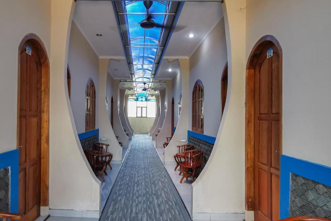 Hotel Reddoorz Near Pantai Pancer Door Pacitan Exterior foto