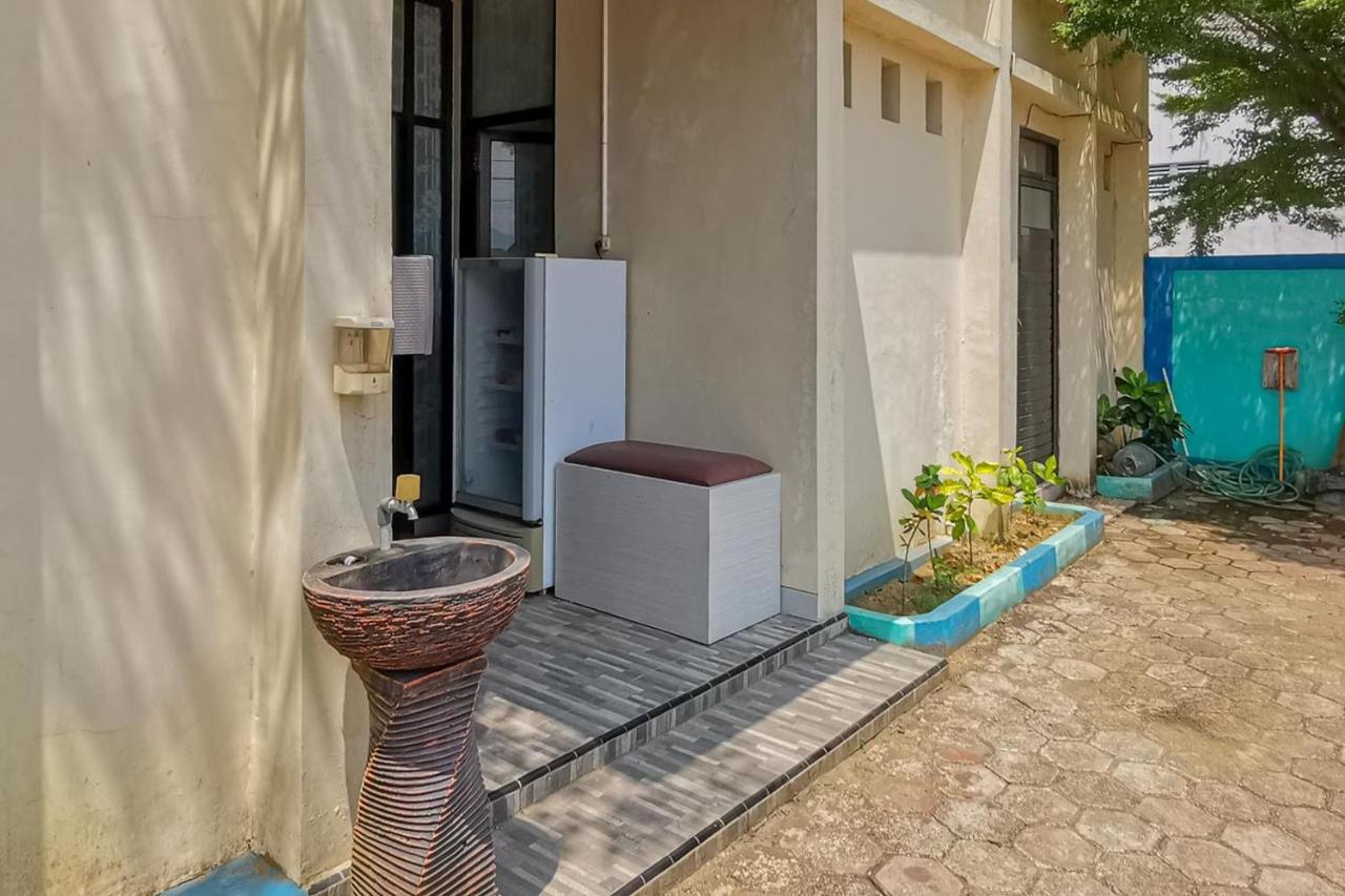 Hotel Reddoorz Near Pantai Pancer Door Pacitan Exterior foto